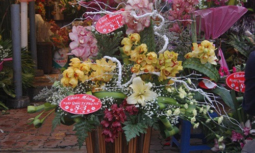 Lẵng hoa đủ sắc màu không dưới 3 triệu đồng trong ngày 8/3. Ảnh: Zing.