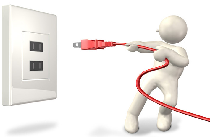 Rút phích điện các đồ gia dụng như ti vi, laptop, điều hòa... khi không sử dụng là cách giúp bạn tiết kiệm tiền điện mỗi tháng.