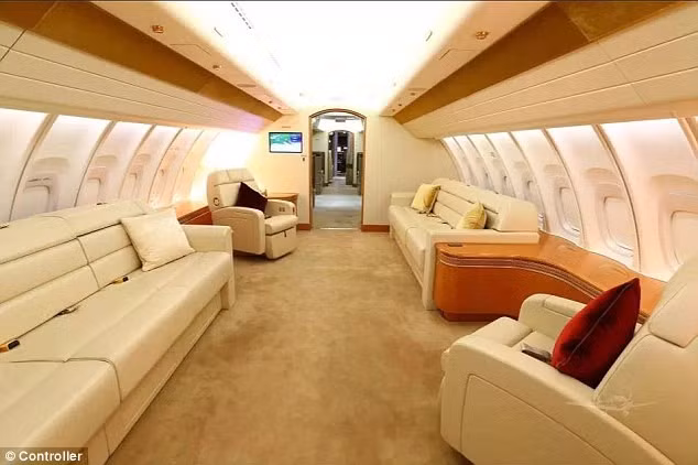 Một khoang hành khách trên chiếc máy bay được trang bị bàn ghế sang trọng. Ảnh: DM.