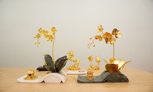 Theo tiết lộ của Công ty Quà vàng cao cấp Việt Nam - Golden Gift, một đại gia Hà Nội đã đặt hàng chậu hoa lan đúc bằng vàng nguyên khối để chơi Tết 2018. Ảnh: Golden Gift.