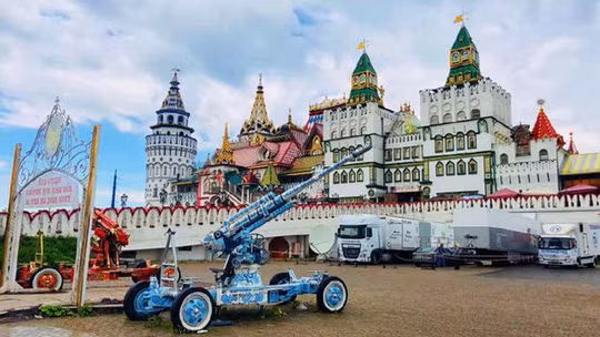 Bên cạnh cung điện Kremlin, quảng trường Đỏ… chợ đồ cổ Vernissage (hay Izmailovo) cũng là một điểm thu hút đông đảo du khách tới Nga. Ảnh: Overseas Attractions.