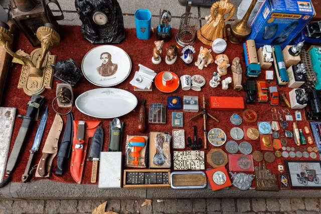 Hàng hóa được phân loại, bày biện trên các tấm bạt lớn, thuận tiện cho người mua xem và lựa chọn. Ảnh: Printest.