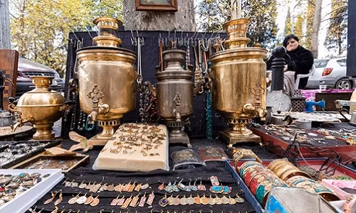 Nằm nổi bật giữa thủ đô Moscow, khu chợ này nổi tiếng với sản phẩm đồ cũ và đồ cổ. Ảnh: Baidu.