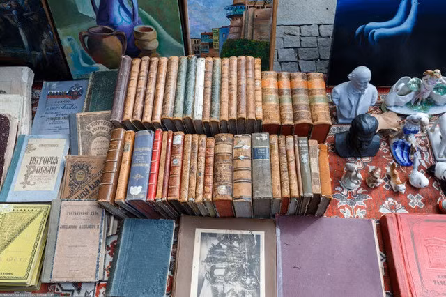 Ngoài ra còn có cả sách cũ. Ảnh: Baidu.