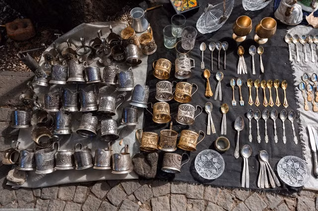 Mặt hàng thường thấy nhất ở chợ là trang sức, đồ ca khí, dao nĩa, cốc chén…Ảnh: Baidu.