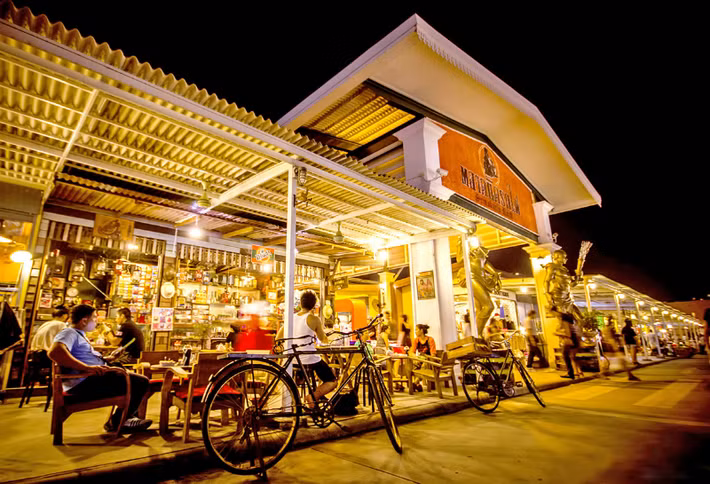 Nằm ở quận Prawet thuộc phía Đông Nam của thủ đô Bangkok (Thái Lan), Talad Rot Fai (Chợ Ga tàu) là chợ đêm quen thuộc với giới săn đồ cổ từ bao năm nay. Ảnh: Fiditour.