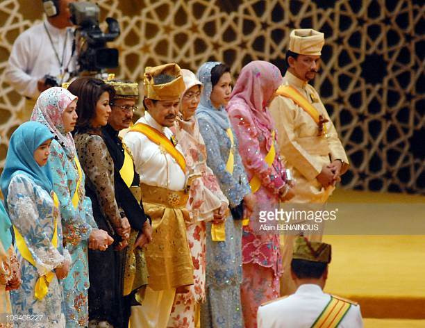 Để gắn kết tình cảm gia đình, vị vua giàu có bậc nhất thế giới này thường xuyên dành tặng 12 người con và 14 người cháu những món quà có giá trị. Ảnh: Getty Images.