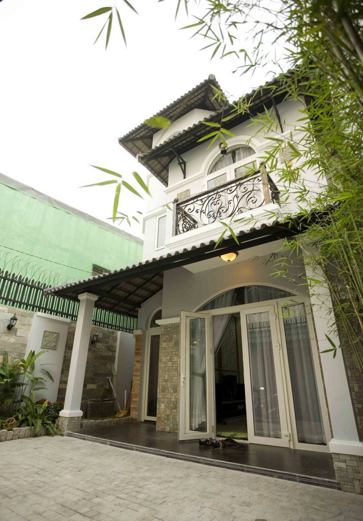 Nằm tại quận Gò Vấp, TP HCM, ngôi nhà phố gây ấn tượng bởi kiến trúc đẹp mang phong thái cổ điển.