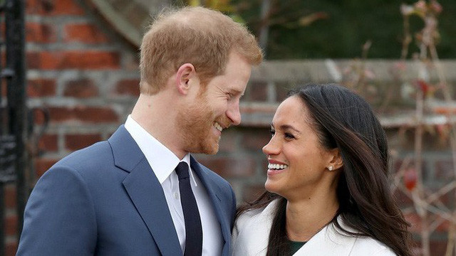 Chỉ còn vài giờ đồng hồ nữa thôi, Hoàng tử Harry và Meghan Markle chính thức nên vợ nên chồng. Cả hai đã yêu nhau từ tháng 7/2016 sau một cuộc gặp gỡ do một người bạn thân sắp xếp. Hoàng tử cho biết, ngay khi gặp Meghan, anh đã trúng tiếng sét ái tình. Kể từ đó, tình cảm của họ bắt đầu lớn dần hơn, tiến triển nhanh đến bất ngờ.