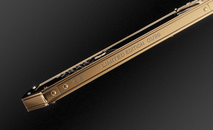 Không rõ khách hàng đại gia nào sẽ bỏ ra số tiền lớn như vậy để sở hữu chiếc điện thoại siêu sang này.