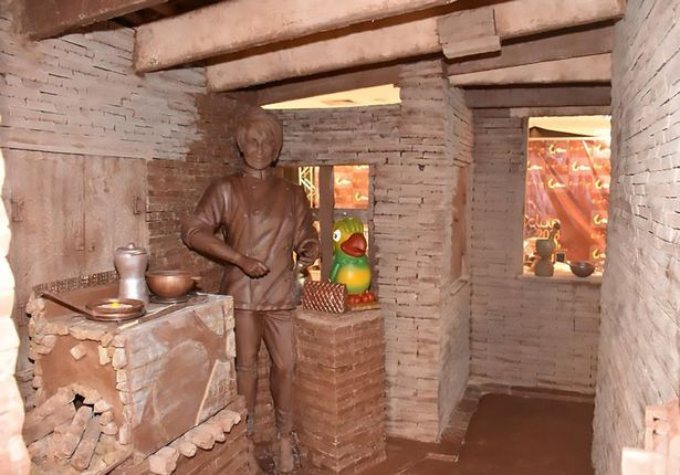 Nhà cao 2,4 mét là ý tưởng của 2 người dẫn chương trình nổi tiếng Brazil - Ana Maria Braga và Louro Jose.