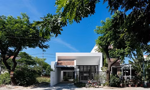 Nhìn bên ngoài ai cũng nghĩ đây là căn nhà cấp 4 nhưng thực tế gồm 2 tầng. Ngôi nhà 2 tầng là sự kế thừa những tinh hoa, truyền thống của kiến trúc nhà cổ Hội An đồng thời kết hợp không gian đường nét hiện đại của kiến trúc đương thời.