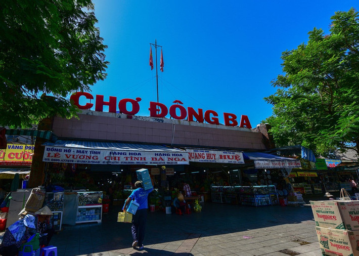 Được xây dựng từ thời vua Đồng Khánh (năm 1899), chợ Đông Ba từ lâu đã trở thành điểm du lịch văn hoá của cố đô Huế. Ảnh: Zing.