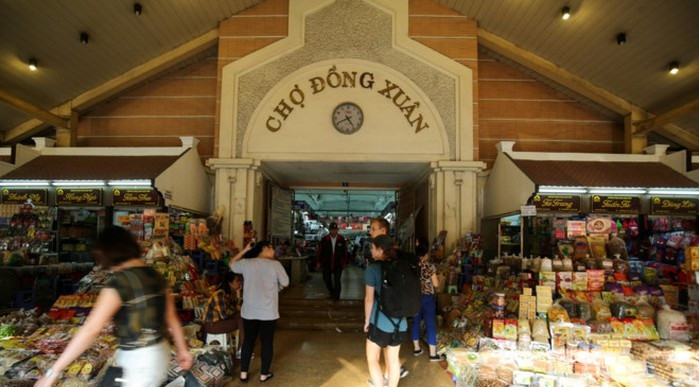 Chợ có 3 tầng, mỗi tầng bày bán một mặt hàng khác nhau. Tầng 1 là nơi mua bán các mặt hàng điện tử, đồ gia dụng, may mặc, đồ lưu niệm. Ảnh: Tổ quốc.