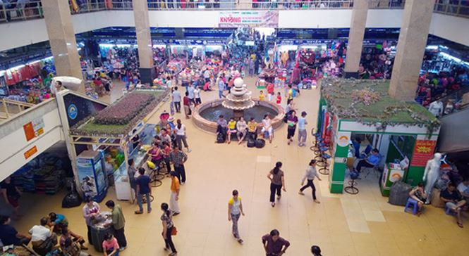 Đây là chợ đầu mối chủ yếu dành cho bán buôn. Tuy nhiên, bên trong chợ vẫn có những quầy hàng bán lẻ. Ảnh: Tiền phong.