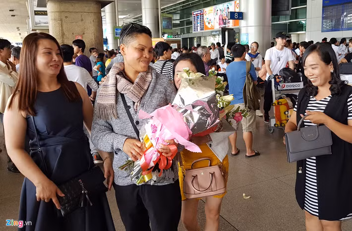 Niềm vui mừng của một gia đình khi được gặp gỡ nhau.
