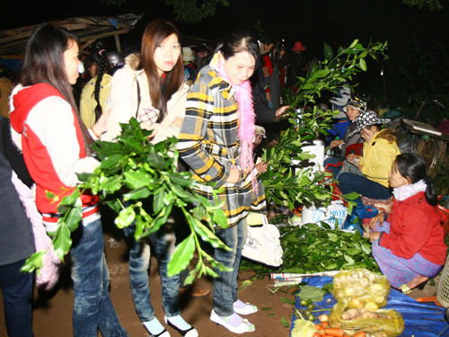 Chợ đình Bích La, Quảng Trị tồn tại hàng trăm năm nay họp đêm mùng 2, rạng mùng 3 Tết Nguyên Đán. Ảnh: Quangtri360.