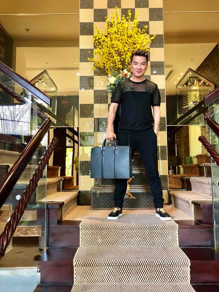 Rất nhiều túi xách đến từ các thương hiệu hàng đầu thế giới có giá hàng nghìn USD được nam ca sĩ rao bán.