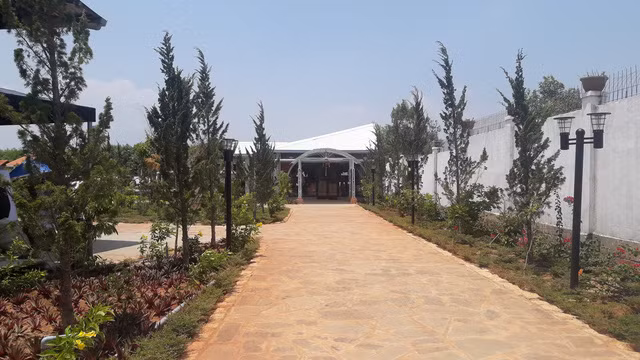 Theo nguồn tin trên báo Lao động, Hồ Quỳnh Hương đã mua khu đất rộng 2ha tại ấp Khu 1, xã Bình Châu ( huyện Xuyên Mộc, tỉnh Bà Rịa - Vũng Tàu) làm khu nghỉ dưỡng cho gia đình, trong đó có 500m2 đất thổ cư được phép xây nhà ở. Tuy nhiên, Hồ Quỳnh Hương đã xây dựng vượt diện tích đất thổ cư cho phép và treo bảng hiệu Khu du lịch Đình Bảo. Ảnh: Tuổi trẻ.