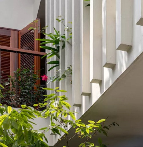 Hệ lam dày vừa giảm đi bất lợi trong ngôi nhà hướng Tây, vừa trở thành điểm nhấn, làm đẹp cho ngôi nhà. Ảnh: APDI.