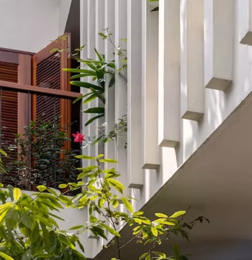 Hệ lam dày vừa giảm đi bất lợi trong ngôi nhà hướng Tây, vừa trở thành điểm nhấn, làm đẹp cho ngôi nhà. Ảnh: APDI.