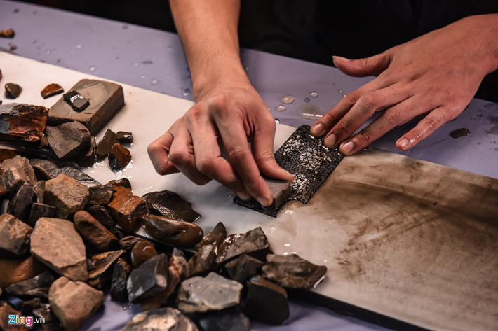 Sau mỗi quá trình, từng tác phẩm phải được hong khô một ngày mới có thể tiếp tục sản xuất. Quá trình mài và đánh bóng đòi hỏi nghệ nhân phải tập trung cao độ để tác phẩm được ra hình như mong muốn.