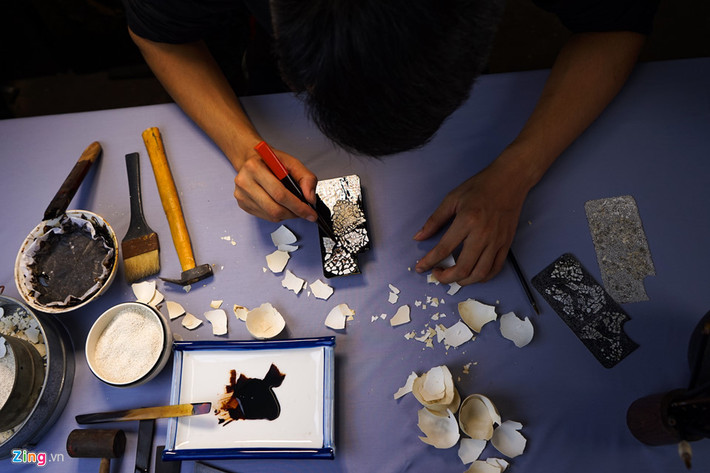 Từng mảnh vỏ trứng được khéo léo đặt lên lớp sơn.