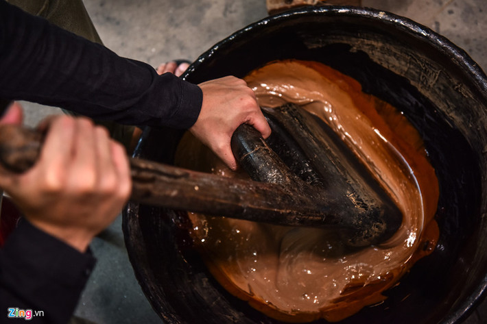 Để sơn được mịn và có thể trải mỏng trên ốp điện thoại thì phải khuấy liên tục trong 3 ngày, mỗi ngày 8 tiếng.