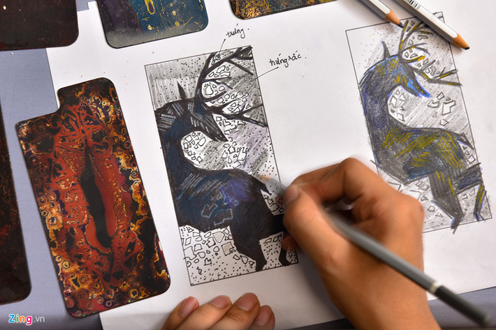 Thời gian làm ra mỗi chiếc ốp này mất khoảng 2 tuần và trải qua 15 công đoạn để có thể hoàn thiện. Quá trình sản xuất bắt đầu từ việc lên ý tưởng và thiết kế. Chị Hương - người thiết kế hình vẽ chia sẻ.