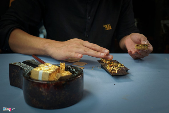 Vàng nguyên chất được dát lên sản phẩm khiến chiếc ốp điện thoại sánh ngang với đồ trang sức đắt tiền.