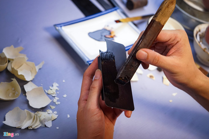 Sơn được quét nhiều lớp màu sắc, mỗi lớp được quét mỏng và kỹ lưỡng.