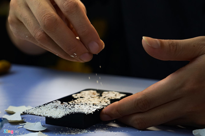 Nghệ nhân có thể sử dụng vỏ trứng nghiền nát lá vàng, bạc nguyên chất để dát lên ốp.