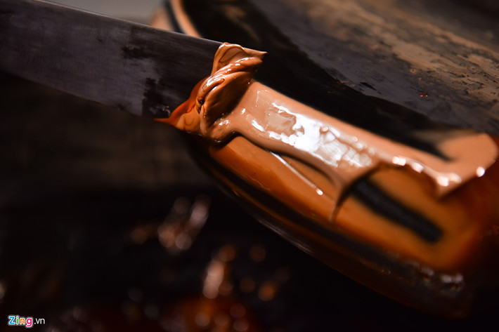 Từng giọt sơn được lấy một cách chắt chiu vì thời gian để “đánh chín sơn” rất lâu và kỳ công.