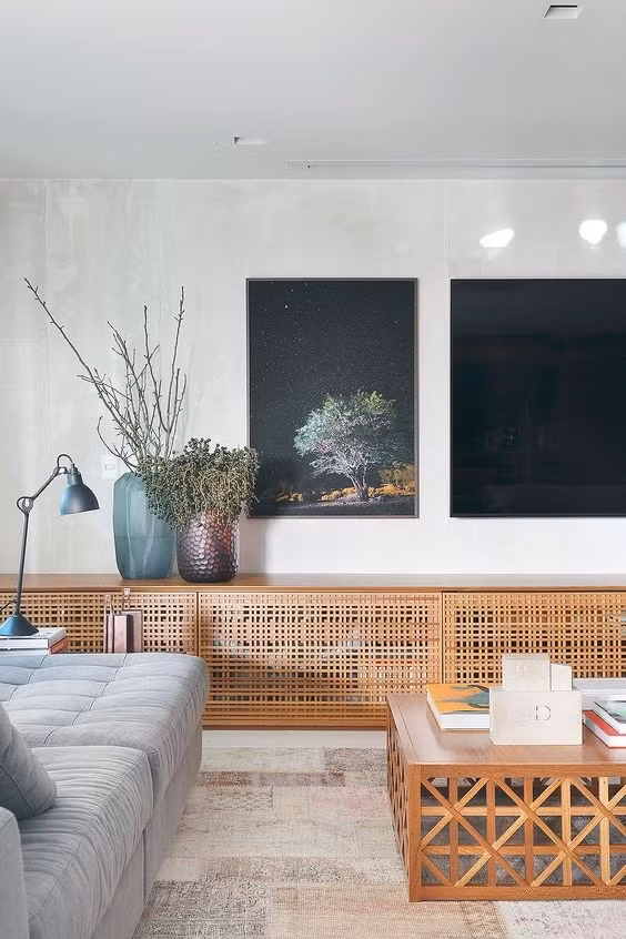 Tủ lưu trữ cuốn hút nhờ cửa bằng gỗ lưới.