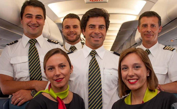 Bên cạnh ngoại hình, tiếp viên hàng không TAP còn được khen ngợi bởi phong thái thân thiện, có khả năng giao tiếp bằng ba thứ tiếng, bắt buộc là tiếng Bồ Đào Nha, tiếng Anh và ngôn ngữ thứ 3. Nguồn ảnh: Business Insider.