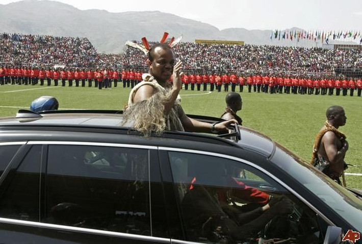 Ông cũng chi tới 820.000 USD để mua 10 chiếc BMW thể thao serie 5 cho 10 bà vợ.