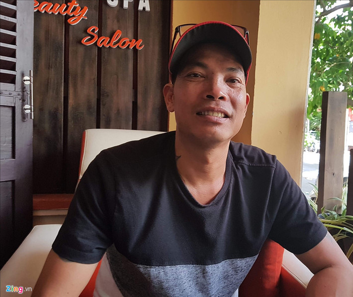 Cha Tiểu Vy đang trong tâm trạng rất phấn khởi sau khi con gái đăng quang Hoa hậu Việt Nam 2018 nhưng ông cũng muốn né tránh sự chú ý của dư luận cũng như truyền thông. Ông cáo lỗi vì bệnh nặng nên không đủ sức tiếp đón các vị khách đến thăm nhà, nhường việc tiếp đón lại cho người giúp việc và nhân viên cơ sở kinh doanh.