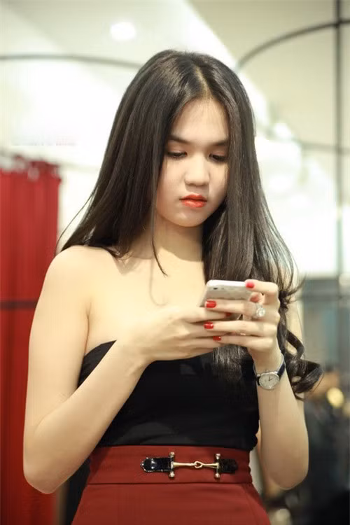 Chiếc đồng hồ Hermes Arceau của Ngọc Trinh được làm bằng thép không gỉ, có gắn 60 hạt kim cương xung quanh mặt với các đường viền bằng ngọc trai, có giá khoảng 11.000 USD (240 triệu đồng). Ảnh: Saohot.