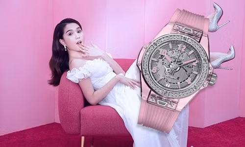 Dịp sinh nhật lần thứ 29 của mình, Ngọc Trinh được cho là đã chi tới 4,3 tỷ đồng chỉ để mua đồ hiệu. Trong đó có chiếc đồng hồ Hublot Bigbang One Click Pink Sapphire Diamonds 39 mm với giá trên dưới 1,2 tỷ đồng. Ảnh: Saostar.