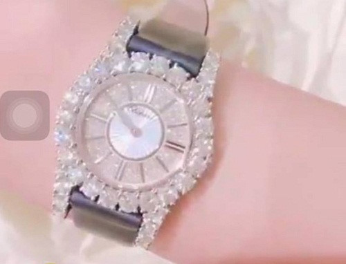 Đây là chiếc đồng hồ của thương hiệu đồng hồ xa xỉ đến từ Thụy Điển - Chopard. Ảnh: Instagram Ngọc Trinh.