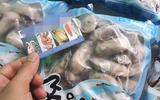 Theo một số cửa hàng hải sản, hàu Hàn Quốc được tách lấy ruột từ những con hàu sữa tươi sống. Sau đó đóng gói bao bì theo size trọng lượng. Ảnh: Hieuhaisan.
