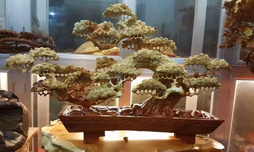 So với bonsai bằng cây cảnh thật, bonsai bằng gỗ mỹ nghệ cũng không kém phần kỳ công. Ảnh: Tuonggocaocap.