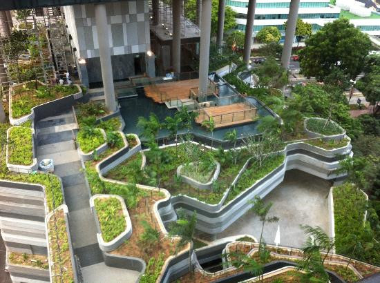 Ngoài cây xanh, khách sạn độc đáo còn dành không gian cho hòn non bộ, thác nước.