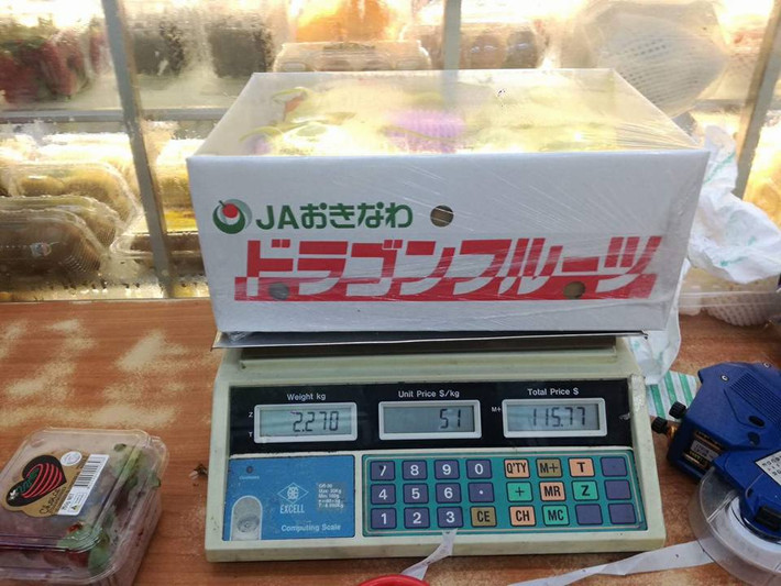 Một thùng thanh long Nhật nặng 2.2kg, gồm 3-4 quả, có giá 2,8 triệu đồng/ thùng. Tính ra, mỗi quả thanh long Nhật có giá tới 700.000 đồng. Ảnh: Oanhtraicay.