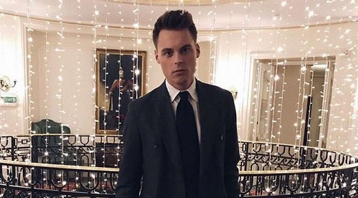 Anh chàng thường xuyên xuất hiện trong những bộ suit lịch lãm khi dự tiệc hay đặt chân tới những địa danh xa xỉ nhất trên thế giới. Ảnh: Twitter.