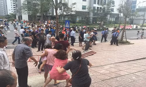 Theo ghi nhận, tiếp tục trưa ngày 14/4 rất đông người dân khu chung cư Goldmark City hô hào cùng nhau dựng hàng rào, xếp dàn xe chắn lối đi lại của cư dân bên Vinaconex 7. Công an và các lực lượng chức năng của phường cũng đã có mặt tại hiện trường, kịp thời ngăn chặn không để xả ra ẩu đả, quá khích.