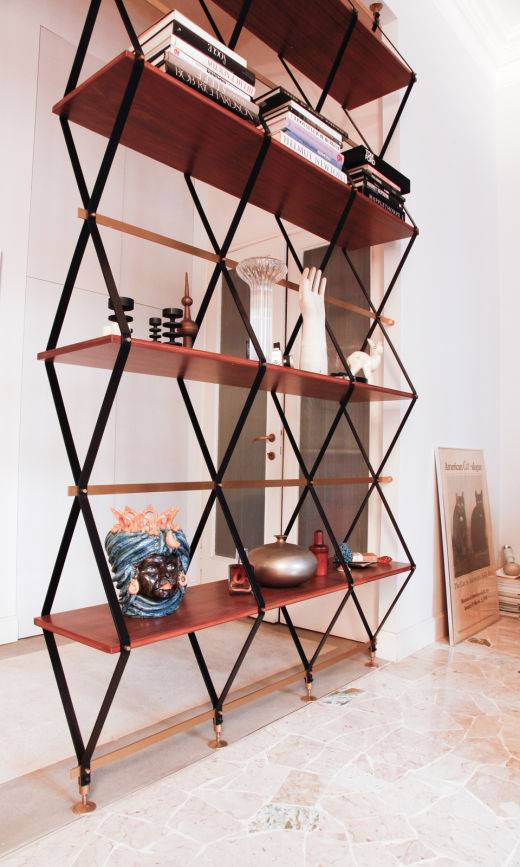 Vừa là vách ngăn chia phòng vừa là kệ để đồ trang trí.