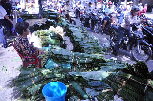 Cả khu chợ xanh mướt một màu của lá dong. Ảnh: Dân Việt.