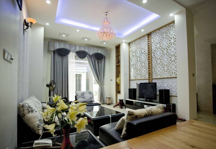 Phòng khách rộng thoáng có tầm nhìn đẹp hướng ra phía vườn cảnh.