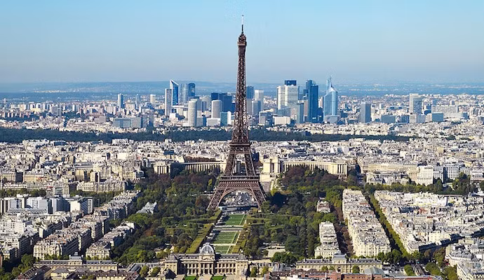 Pháp giảm từ 7,5 tỷ nghìn tỷ USD xuống 6,6 tỷ USD (giảm 11%). Ảnh: Go Overseas.